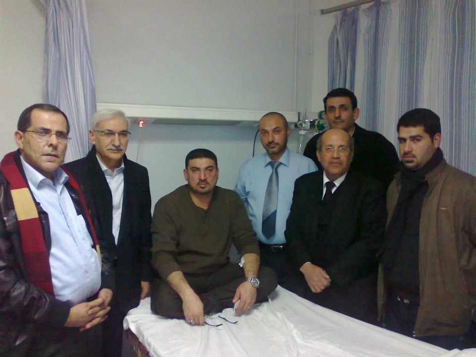 زياره من مجموعه من الزملاء الاطباء للأطمئنان على صحه الزميل الدكتور اياد بعد تعرضه لأعتداء   غاشم 27 ديسمبر 2011