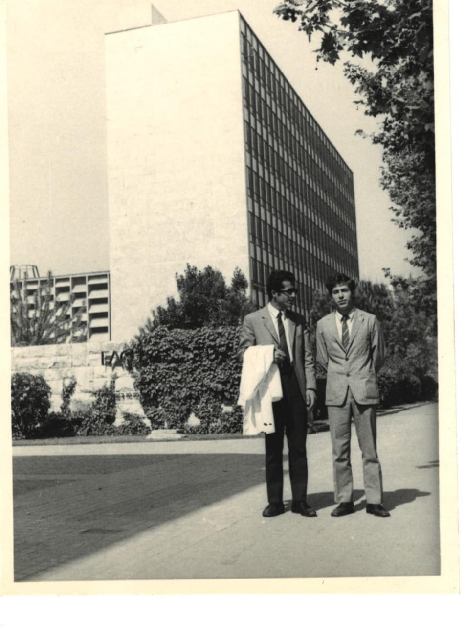 بلنسيا – اسبانيا : اقف مع الزميل الدكتور داوود الخطيب في احدى شوارع مدينه بلنسيا الاسبانيه  1972