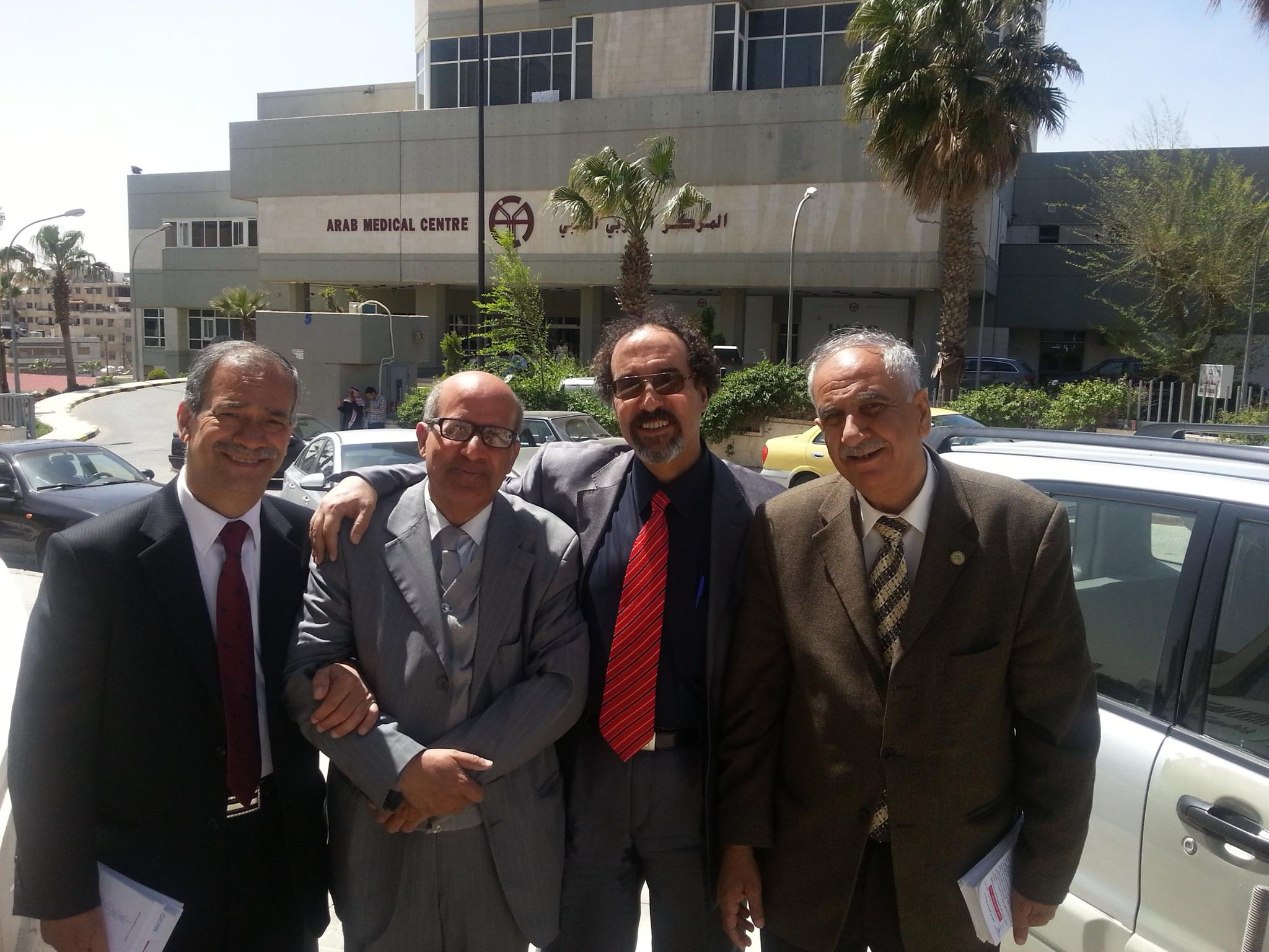 من الذاكره مع الزملاء امام مستشفى المركز العربي الطبي 14-4-2014