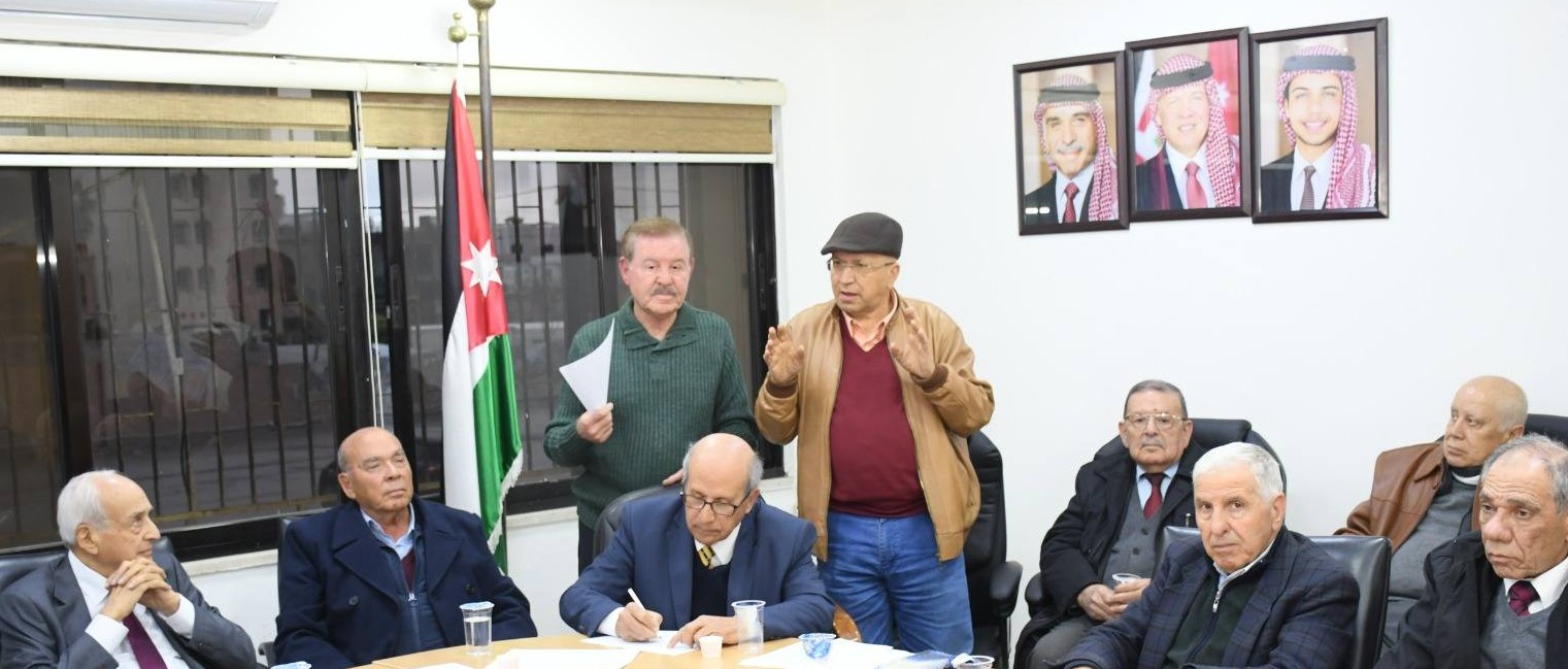 شكر وتقدير ومحبه : بكل فخر وامتنان، أتوجه بالشكر الجزيل لمنحي الثقته من الزملاء الكرام اعضاء الهيئة العامه و للمره الثانيه على التوالي وانتخابي رئيسا للهيئة الإدارية لجمعية الأطباء الرواد بالتزكيه في نقابة الأطباء الأردنيه … هذه الثقة أعتز بها كثيراً، وأعتبرها أمانة ومسؤولية كبيرة سأحملها بكل إخلاص، مع زملائي في الهيئة الإدارية، لنواصل مسيرة العطاء والعمل بروح الفريق لخدمة جمعيتنا ونقابتنا ومرضانا ووطننا العزيز .——————– ————— ——————– ———-.. ولقد اقيمت الانتخابات خلال اجتماع الهيئة العامة لجمعية الأطباء الرواد الذي عُقد مساء الخميس ( 26– آذار مارس– 2026 ) في مقر نقابة الأطباء الأردنية ، بإشراف لجنة مكوّنة من الأطباء: معالي الزميل الدكتور زيد حمزه وعطوفه الزميل الدكتور زياد الزعبي والزميل الدكتور حمود بني مصطفى وبحضور ممثل مجلس النقابة الدكتور طارق الخطيب ————.كما فاز بعضوية الهيئة الإدارية كل من:، د. رمزي عازر , د.جميل فراج ,د. خليل الرواشده, د. عادل دبدوب , د.عزمي شرايحه , د.محمدمسلم الكفاوين .فيما تم انتخاب الدكتور : نادر ياسين والدكتور زهير عريضه كأعضاء احتياط.———————- ———————- —————– ——– ومن المعروف أن جمعية الأطباء الرواد هي إحدى الجمعيات التابعة لنقابة الأطباء الأردنيين، وتعمل وفق نظام داخلي يهدف إلى تنظيم شؤون الأطباء المتقاعدين والرواد في المهنة، مع التركيز على قضاياهم الاجتماعية والمهنية، بما في ذلك المتابعة الحثيثة لرواتبهم التقاعدية وتنظيم اجتماعات تشاورية.وان أبرز ملامح وأهداف الجمعية وفقاً للنشاطات المعلنة:رعاية الأطباء المتقاعدين: تسليط الضوء على الرواتب التقاعدية والعمل على تحسين ظروفهم المعيشية.تنظيم العمل: عقد اجتماعات دورية (تشاورية) لمناقشة تحديات الرواد والعمل على حلها.التواصل الاجتماعي: تعزيز روابط الزمالة والاجتماع بين الأطباء القدامى والجدد… النشاطات العلميه : يتم تنظيم امسيات علميه دوريه ومتتاليه في مواضيع طبيه في مختلف التخصصات الطبيه … المشاركه في جميع النشاطات النقابيه والوطنيه والقوميهالدعم النقابي: العمل تحت مظلة نقابة الأطباء الأردنيين والالتزام بلوائحها.———————– ————————– ————- —-.. كل الشكر والتقدير والمحبه لكم جميعا .……. بارك الله فيكم جميعا واكرمكم الله ورعاكم .————————– ———————– —————-… اما عن نشاطات جمعية الأطباء الرواد خلال الدوره الماضيه 2023–2026فكانت كما يلي:. حيث عقدت الهيئة الادارية عشرات الأجتماعات خلال الدورة الممتدة من 2023-2026. اما اللقاءات الوجاهيه او عن طريق المسنجر :: و قامت بعدد كبير من النشاطات : علمية واجتماعية ووطنية و كانت على النحو التالي:1– : في ( 15-3-2023 ) تم تنظيم أمسية علمية حول الارتداد المعوي المريئي في مطعم كرم بيروت عمان حاضر الدكنور بشار بقاعين.2– : في( 3-4-2023 ) تم اقامة افطار رمضاني بالتعاون مع جمعية أطباء خريجي اسبانيا و جمعية اطباء خريجي ايطاليا.3– : في ( 24-5-2023 ) تم اقامة امسية علمية في الجراحة العامة أقيمت في مستشفى عبد الهادي حاضر فيها كل من الزملاء: د. عاصم بلعاوي و د.محمد نوفل .4–: في ( 20-8-2023 ) تم تنظيم أمسية علمية قيمة حول مرض السكري في مطعم كرم بيروت في عمان حاضر فيها الدكتور أحمد خير .5–: في ( 5-6-2024 ) تم تنظيم أمسية علمية أقيمت في المستشفى الاستشاري حول المسالك البولية بالتعاون مع جمعية خريجي اسبانيا حاضر فيها كل من الزملاء د.وجدي الوزني , د.عمر الأمير ,د.مأمون الزبدة.6–: في ( 9-7-2024 ) تم تنظيم أمسية علمية حول الدموع بالتعاون مع منتدى الأطباء الكتاب و جمعية اطباء خريجي اسبانيا في المستشفى التخصصي .حاضرت فيها الأستاذة الدكتورة سرى سبع العيش.7– : في ( 4-9-2024 ) تم تنظيم أمسية علمية أقيمت في مستشفى الاستقلال حاضر فيها معالي الدكتور زيد حمزة بعنوان تعريب التعليم الطبي في الوطن العربي ضرورة تعليمية و قومية و حتمية .8– : في ( 11-12-2024 ) تم تنظيم أمسية علمية حول التهاب القولون التقرحي أقيمت في مستشفى المركز العربي الطبي بالتعاون مع منتدى الأطباء الكتاب و جمعية أطباء خريجي اسبانيا حاضر فيها الزميل الدكتور يوسف العجلوني .9– : في ( 15-1-2025 ) تم تنظيم أمسية علمية حول أمراض النسائية و التوليد أقيمت في مستشفى الأمل للتوليد بالتعاون مع منتدى الأطباء الكتاب و جمعية أطباء خريجي اسبانيا ,حاضر فيها كل من الزميلات د.عبير عناب و د.سهى خليفه.10– : في ( 19-2-2025 ) تم تنظيم أمسية علمية حول امراض السكري أقيمت في مستشفى الأردن بالتعاون مع منتدى الأطباء الكتاب و جمعية أطباء خريجي اسبانيا حاضر فيها معالي الدكتور كامل العجلوني .11– : في ( 28-7-2025 ) تم تنظيم أمسية علمية حول الارتداد المعدي المريئي أقيمت في مستشفى ماركا التخصصي بالتعاون مع منتدى الاطباء الكتاب حاضر فيها كل من د.باسل مشهراوي والدكتور حسن جلامنه .12– : في ( 3-9-2025 ) تم تنظيم أمسية علمية حول اضطراب التوحد أقيمت في مستشفى المركز العربي الطبي بالتعاون مع منتدى الأطباء الكتاب و جمعية أطباء خريجي اسبانيا ,حاضر فيها د.أمجد جميعان و د. عمر أبو شريعة.——————- ——————— ————— ———-13– : في ( 23-8-2023 ) شاركت الجمعية في اجتماع مجلس النقابة والذي عقد مع الجمعيات المنبثقة عن نقابة الأطباء لمناقشة موضوع لائحة الأجور و الصندوق التعاوني.14– : في ( 24-2-2024 ) مشاركة الجمعية في فعالية صحفيون في مرمى القصف بالتزامن مع اليوم العالمي للتضامن مع الصحفيين الفلسطنيين حضرها اعضاء من الهيئه الاداريه للجمعيه .15–: في (12-4-2024 ) تم ارسال رسالة الى المجاهد اسماعيل هنية بمناسبة استشهاد ثلاثة من أبنائه في يوم عيد الفطر السعيد .16–: في ( 28-9-2024 ) نظمت جمعية الأطباء الرواد لقاء مع الأطباء الرواد لمناقشة قرارات الهيئة العامة الاستثنائية و التي عقدت في 12-7-2024 , لشرح موقف الجمعية من الدراسة الاكتوارية و التعديلات المقترحة و التي تم تقديمها في ذلك الاجتماع.——————— ———————— ————– ——17– : في ( 26-2-2024 ) زيارة سفارة جنوب افريقيا و مقابلة سعادة السفيرة لتقديم الشكر و التقدير للموقف الرائع لحكومة و شعب جنوب افريقيا من قضية العرب الأولى القضية الفلسطينية و شارك معنا نقيب الأطباء الدكتور زيادالزعبي والنقيب الأسبق الدكتور هاشم ابو حسان.18– : في ( 6-3-2024 ) قامت جمعية الاطباء الرواد بزيارة الى السفارة الاسبانية بالتعاون مع مجمع النقابات المهنيه لتقديم الشكر و التقدير للحكومة و الشعب الاسباني بالتعاون مع جمعية أطباء خريجي اسبانيا و برفقة نقيب الأطباء الأردنيين د. زياد الزعبي و رئيس مجلس النقباء نقيب المحامين ونقيب أطباء الأسنان و ممثل عن نقابة الصيادلة .19– : في ( 28-3-2024 ) تم تنظيم زيارة الى السفارة البرازيلية في عمان لتقديم الشكر و التقدير للحكومة والشعب البرازيلي لموقفهم الرائع بخصوص الابادة الجماعية و التطهير العرقي في غزة و الضفة الغربية.و شاركنا في هذه الزيارة النقيب الأسبق د. احمد العرموطي.20– : في ( 17-4-2024 ) تم تنظيم زيارة الى السفارة الايرلندية في عمان لتقديم الشكر و التقدير للمواقف المبدئية و المميزة لحكومة وشعب ايرلندا بخصوص الابادة الجماعية و التطهير العرقي في غزة و الضفة الغربية ,وشاركنا في هذه الزياره النقيب الأسبق د. هاشم ابو حسان و النقيب الأسبق د. أحمد العرموطي.21– : في ( 24-4-2024 ) تم زيارة القنصلية الكوبية لتقديم الشكر و التقدير لموقف كوبا التاريخي الداعم للقضايا العادلة و على رأسها القضية الفلسطينية . و وقوفهم بصلابة ضد الابادة الجماعية و التطهير العرقي في غزة و الضفة الغربية. وشارك معنا في هذه الزياره النقيب الأسبق الدكتور هاشم ابو حسان والنقيب الأسبق الدكتور احمد العرموطي.22– :في ( 5-10-2024 ) و بدعوة من سفير اسبانيا في الأردن سعادة السيد ميغيل دي لوكاس لرئيس جمعية الأطباء الرواد و رئيس جمعية أطباء خريجي اسبانيا الدكتور نعيم ابو نبعه ,للتشرف بلقاء جلالة ملك اسبانيا فيليب السادس في منزل سعادة السفير في عمان و قدمنا لجلالة الملك كل التقدير و الشكر و المحبة لجلالته و لجميع مواطني اسبانيا و حكومتهم على التزامهم الراسخ بالدفاع عن الحقوق المشروعة للشعب الفلسطيني , وموقفهم المميز ضد الابادة الجماعية و التطهير العرقي في غزة و الضفة الغربية.————————- ——————————— ———.. 23 — في ( 25 حزيران 2024- في مدريد ) قام رئيس جمعية الاطباء الرواد الدكتور نعيم أبو نبعة و بتكليف من عطوفة نقيب الاطباء الاردنيين الدكتور زياد الزعبي و ممثلا عن اتحاد الأطباء العرب بلقاء رئيسه حزب بودموس و عضو مجلس النواب الاسباني السيدة ايوني بيلارا IONE BELARRA في مكتبها في البرلمان الاسباني , لتقديم الشكر و الامتنان لمواقف الحزب و مواقفها المشرفة و المستمرة لدعم الشعب الفلسطيني في محنته ضد العدو الصهيوني المحتل .24– : بتاريخ ( 3– حزبران –2025. ).. قام رئيس جمعية الاطباء الرواد الدكتور نعيم أبو نبعة و بتكليف من عطوفة نقيب الاطباء الاردنيين السابق الدكتور زياد الزعبي و ممثلا عن اتحاد الأطباء العرب بلقاء وزيرة الشباب والطفولة في حكومة اسبانيا الحالية في مكتبها في الوزارة في مدريد السيدة سيرا ريغو المحترمة و قمنا بتقديم التحيات الأخوية و الشكر و التقدير و المحبة للشعب الاسباني العظيم و أعربنا عن امتنانا و تقديرنا لرئيس الحكومة بدرو سانشيز و كل القوى السياسية الاسبانية التي ساهمت في تبني هذا الموقف المبني على العدالة والانسانية و التضامن في ظل الصراع المدمر الذي يواجهه الشعب الفلسطيني و خاصة في قطاع غزة نتيجة للاحتلال و الاعتداء الصهيوني المستمر