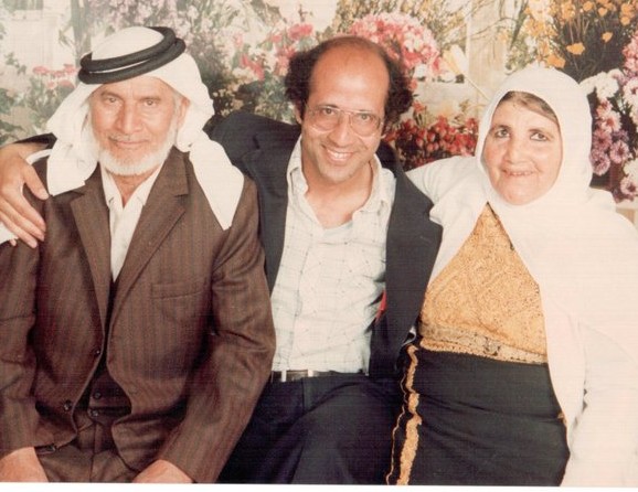 أحنُّ إلى أمي وأبي…….. وقهوة أُمي والجلوس مع أبي>ولمسة أُبي وحنان أمي :امي : منذ رحيلك يا أمي، والصمت يعذبني، ويرهقني، ويزيد آهاتي، ولا أجد من أبوح له عن ما في داخلي غيرك ، ونسيانك لا اقدر عليه، وفراقك أصعب مما توقعت. ماذا افعل يا أمي، وأزهاري ذابلة لا يرويها شيء سوى عطر حنانك، ماذا أفعل وكلما أتذكرك يتجدد في ذكراك ألف جرح،. ………… أمي لو كان بكائي يجدي لبكيتكِ دهراً، وأجريت من دمعي نهراً،…. احبك جدا يا امي …….رحمك الله يا امي العزيزه .يا امي الحنونه………. .يا امي الرائعه……….انا مشتاق لك يا أجمل الامهات .. .